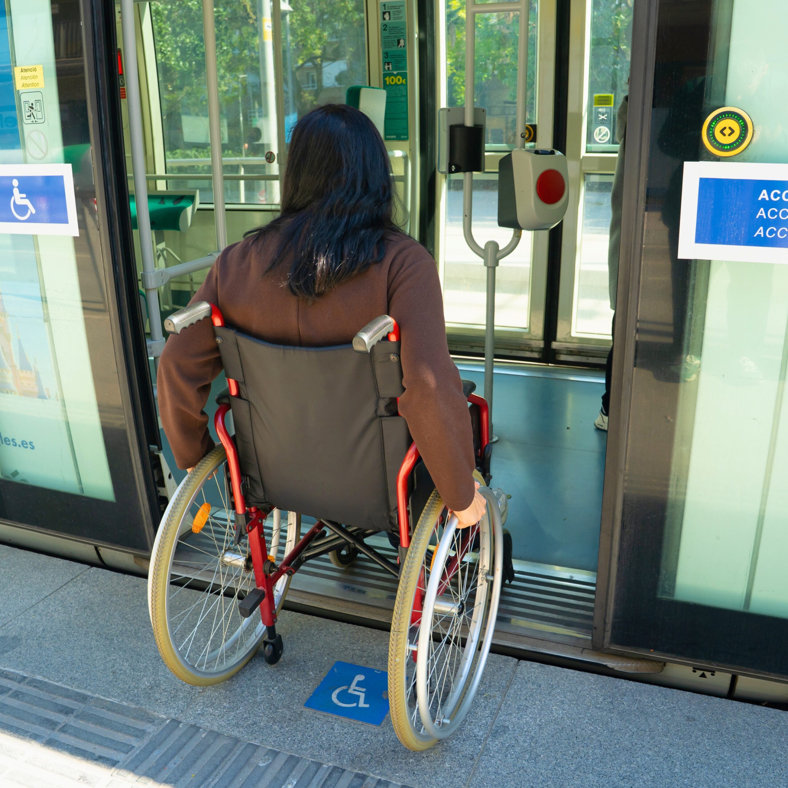 Un transport per a tothom: els senyals d’accessibilitat que fan de TRAM un espai inclusiu