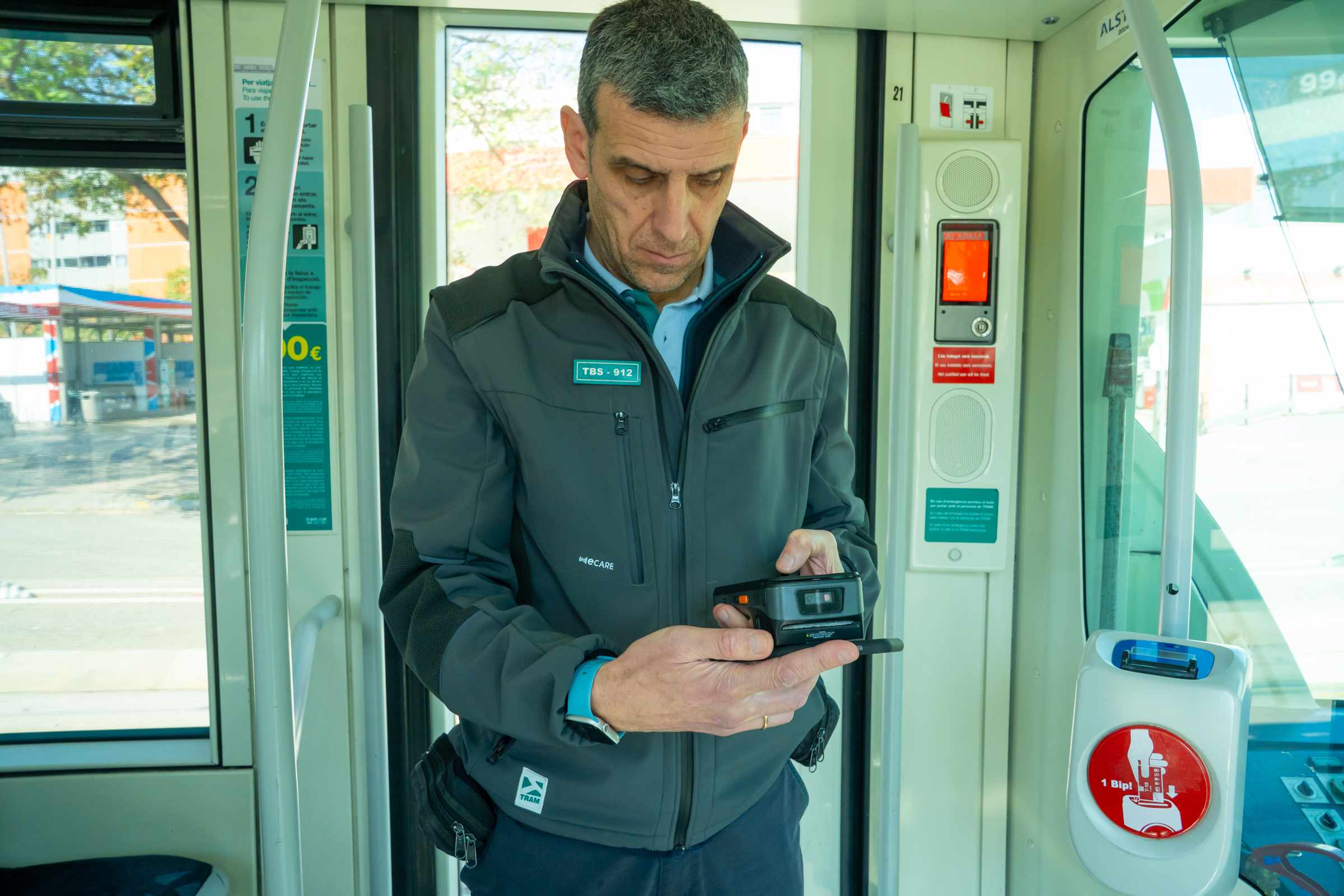 Més enllà del control del títol: el dia a dia de l’equip d’inspecció de TRAM