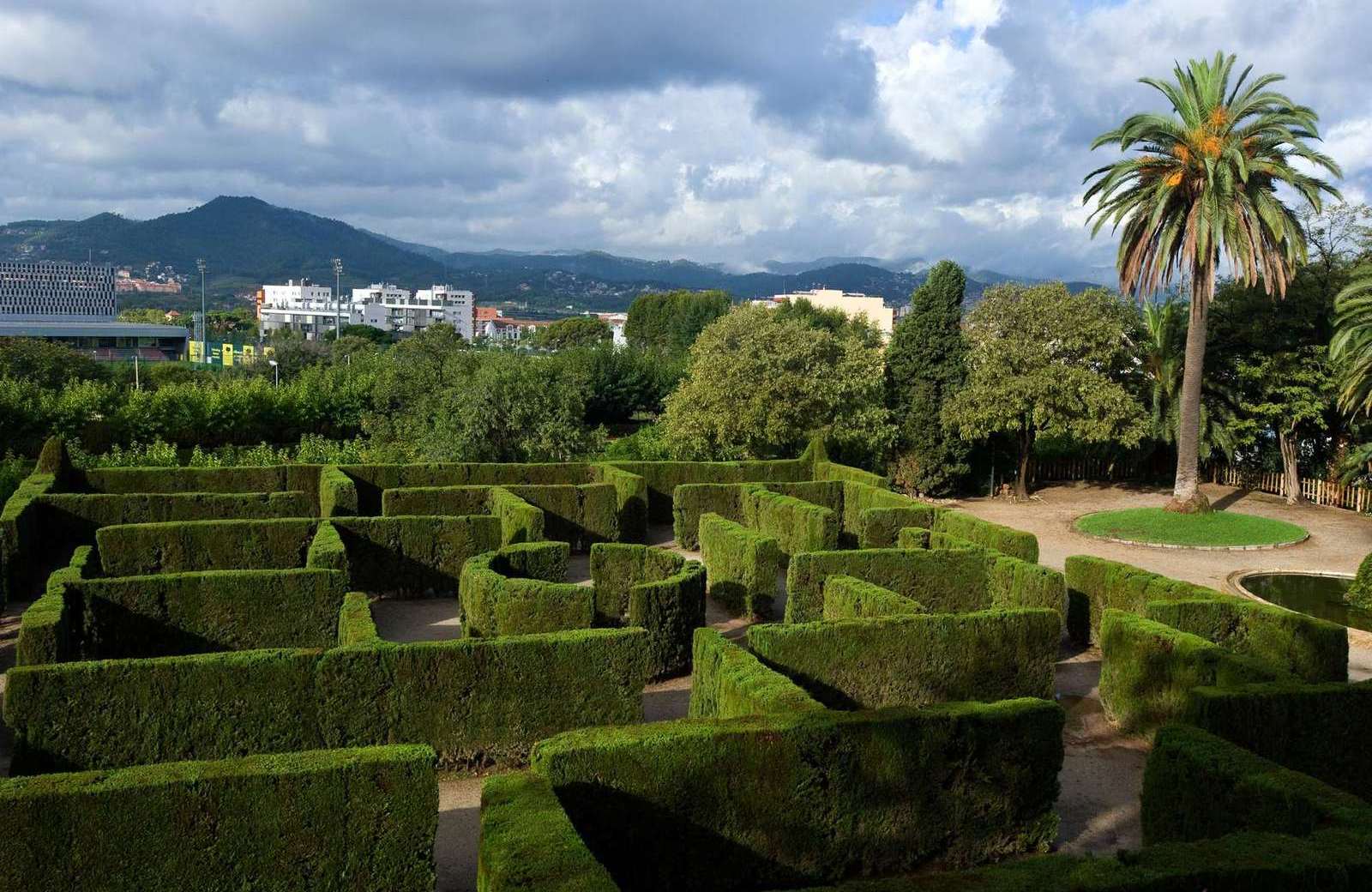 TRAM et porta als parcs, llacs i jocs d’aigua per refrescar-te a l’estiu